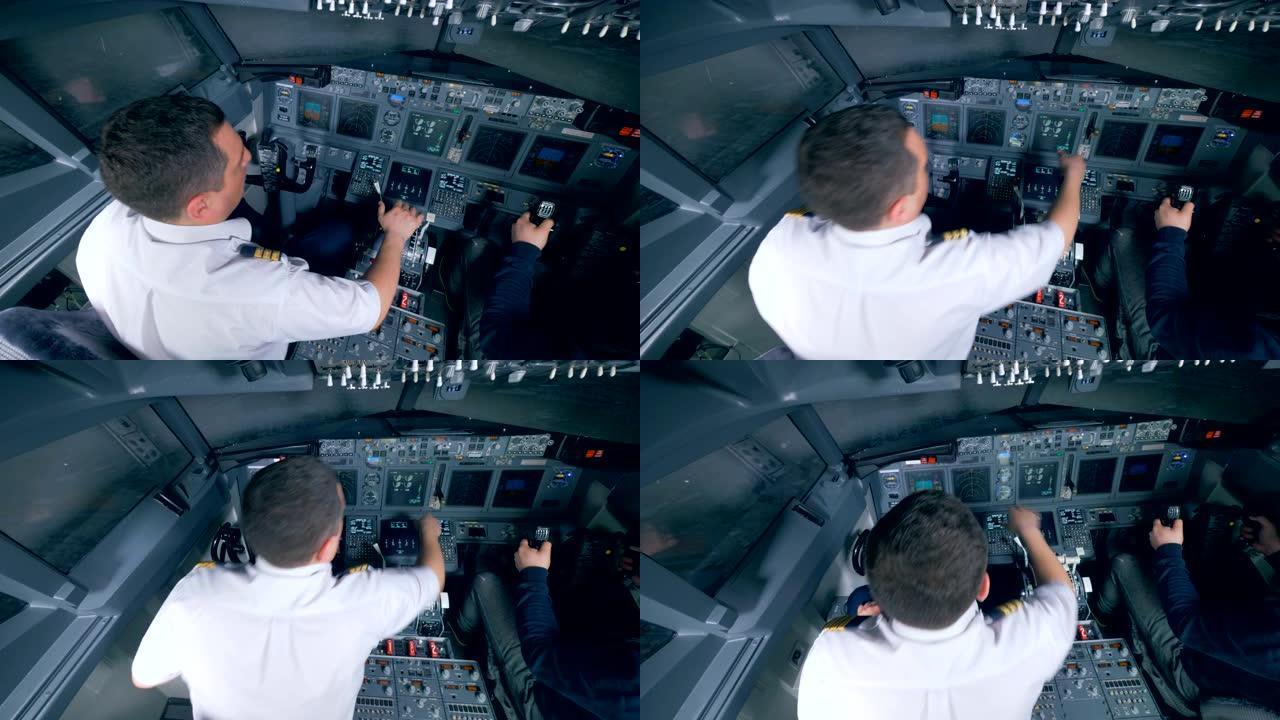 两名男子在驾驶舱内执行的飞机飞行过程