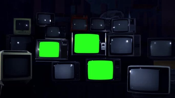 关闭绿色屏幕的80年代旧电视。夜色。