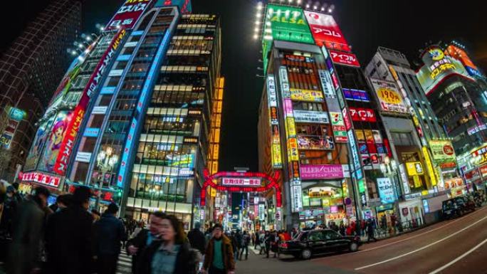 日本新宿东京市，歌舞伎町夜间的4k时间流逝，人群不明的人走在街上，交通拥挤。日本文化与购物霓虹灯街概