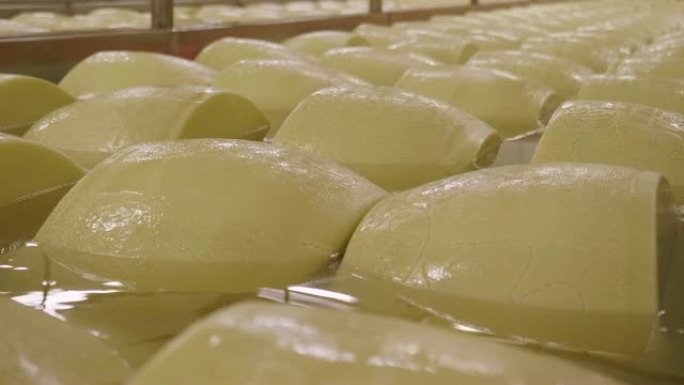 奶酪制造商控制帕尔马干酪的调味料，该干酪必须成熟数月。该处理是按照意大利古代传统进行的。