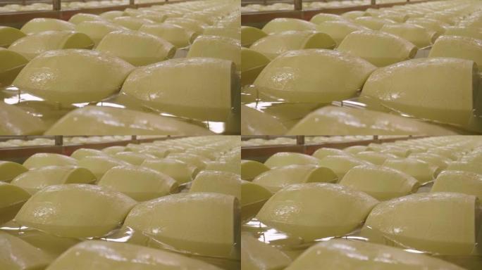 奶酪制造商控制帕尔马干酪的调味料，该干酪必须成熟数月。该处理是按照意大利古代传统进行的。