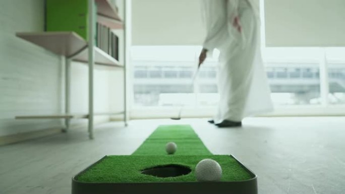 阿拉伯商人打迷你高尔夫球的低处