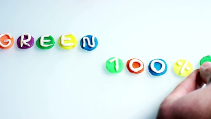 放大镜悬停在 “绿色100%” 这个词上，这些词是儿童创作和艺术创作的。