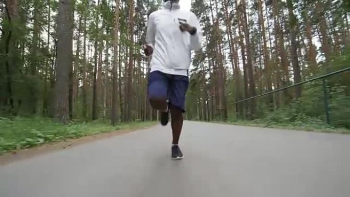 运动员沿着森林路奔跑