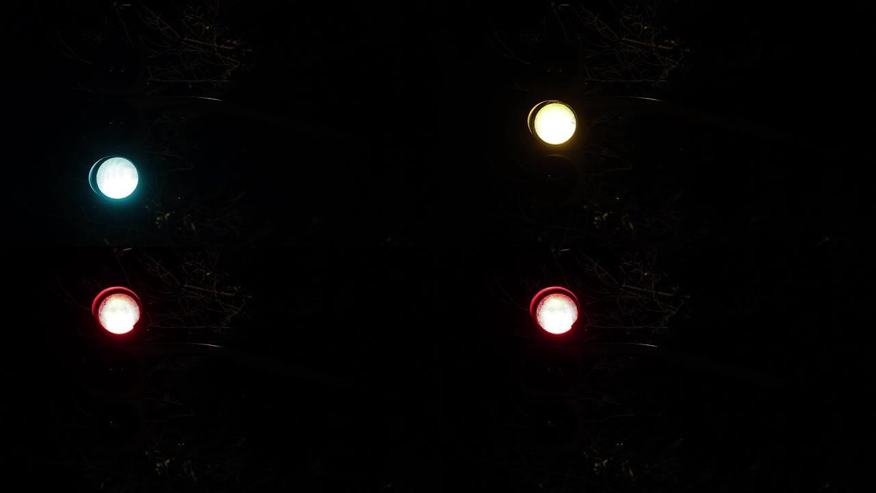 漆黑的夜晚的交通灯。