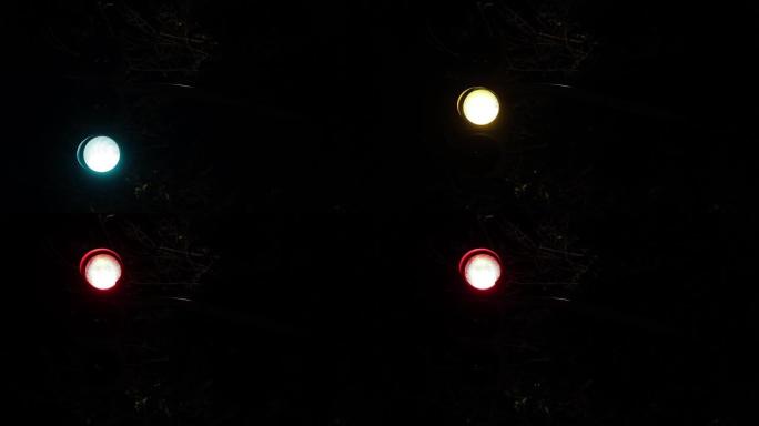 漆黑的夜晚的交通灯。