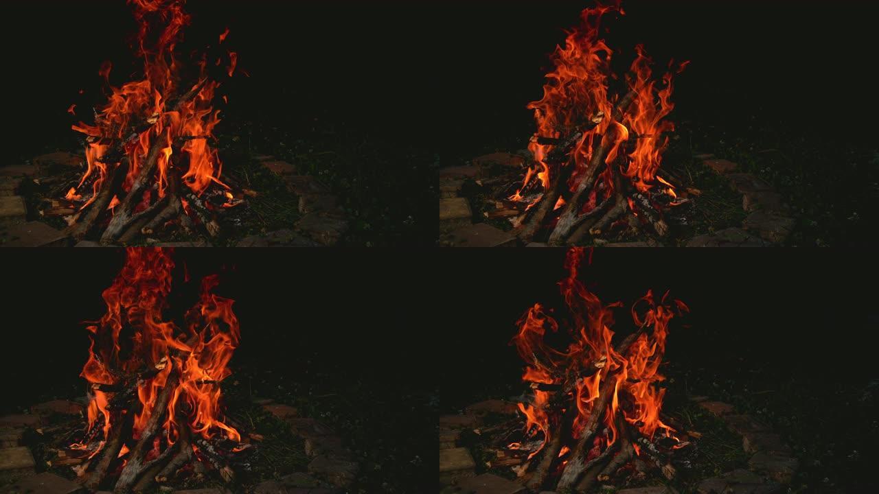 时间重新映射，关闭: 大型篝火在砖砌的火坑内燃烧。