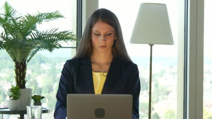 年轻的高加索商业员工在现代办公室使用笔记本电脑