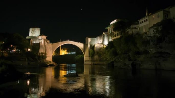西澳人在晚上越过莫斯塔尔的一座老桥