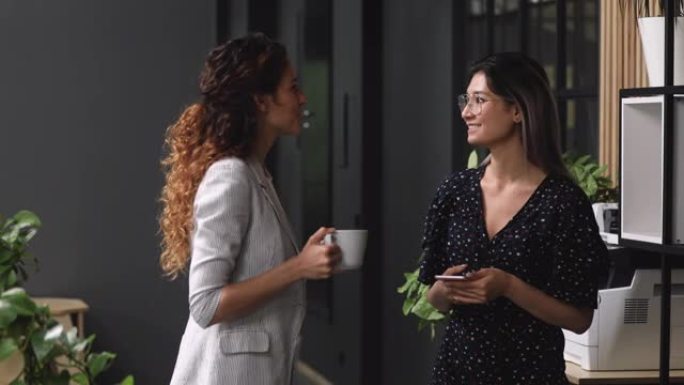 有动力的创业女企业家在喝咖啡休息时聊天。