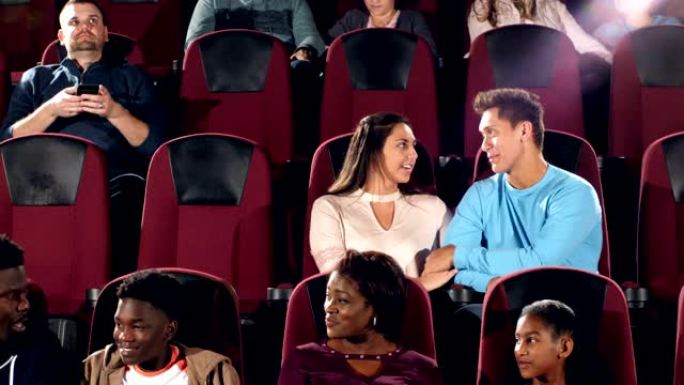 电影院里的跨种族少年夫妇，聊天