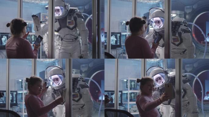 宇航员在出发前将手掌与女孩配对