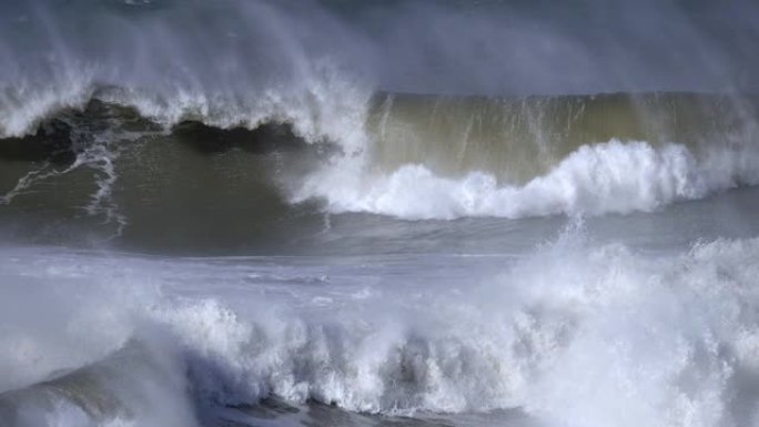巨大而高大的愤怒的泡沫海浪冲向海岸。慢动作镜头