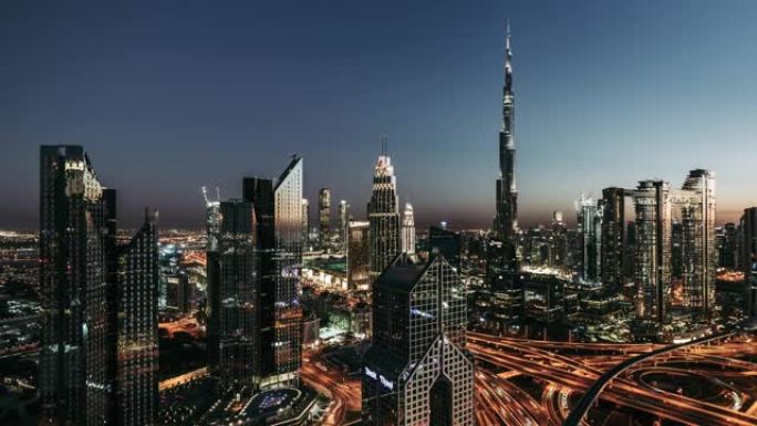 迪拜天际线，黄昏到夜晚的过渡/阿联酋迪拜
