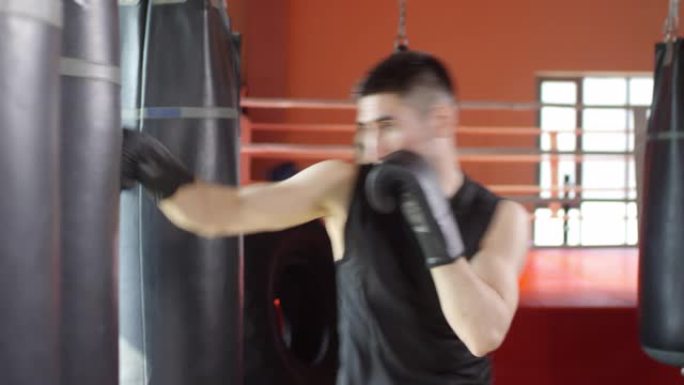 男女拳击手在健身房用出气筒训练