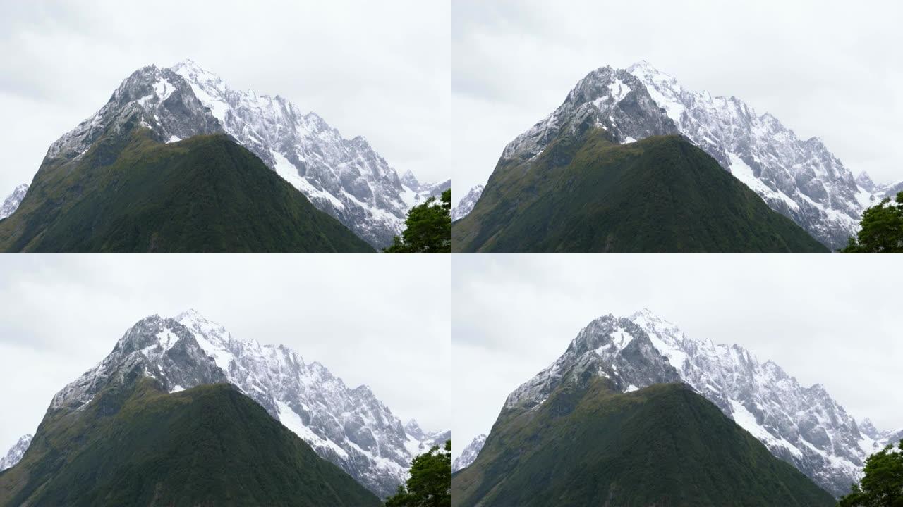 积雪覆盖的山脉