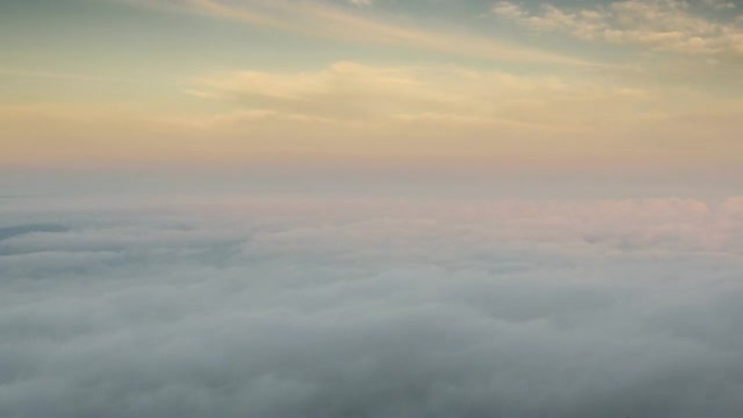 日出和多云的移动雾时间流逝在美丽的天空的山上自然，从右向左移动