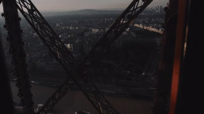 电影背景拍摄，相机在玻璃电梯内，在巴黎埃菲尔铁塔钢结构钢筋内向上移动。