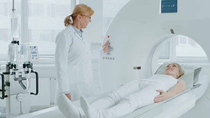 在医学实验室中，放射科医生对接受手术的女性患者进行MRI或CT或PET扫描。高科技现代医疗设备。友好