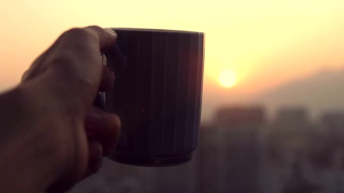日落时喝咖啡剪影逆光视频素材