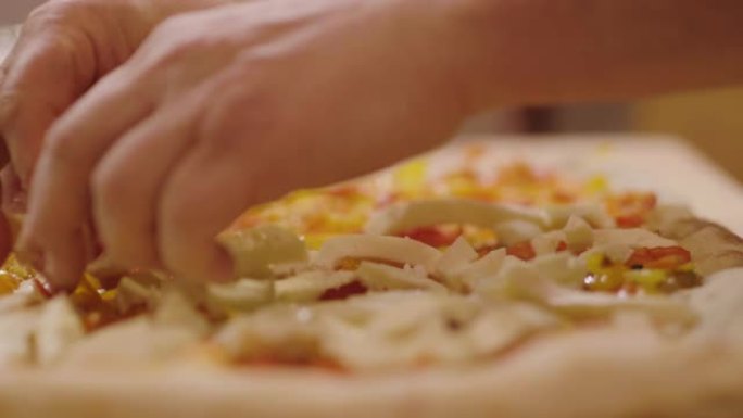 披萨厨师的双手特写，用高品质的意大利美食配料填充披萨