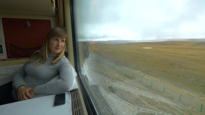 特写: 女性旅行者在乘坐火车时观察喜马拉雅景观。