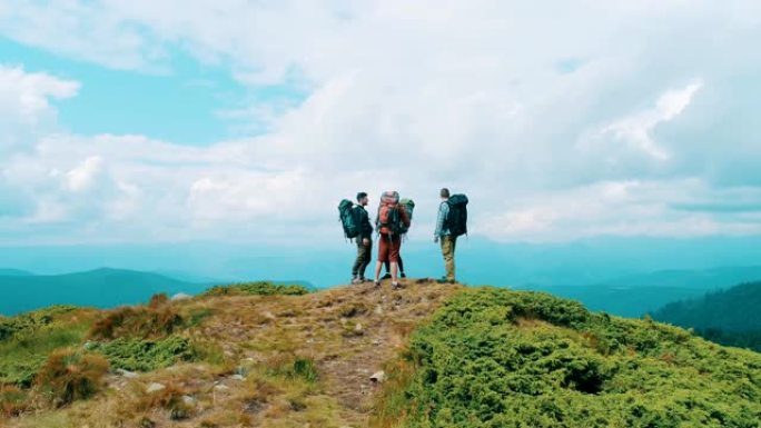 四个人站在山上，风景优美