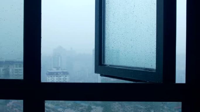 雨中窗户打开雨季窗外下雨天阴雨
