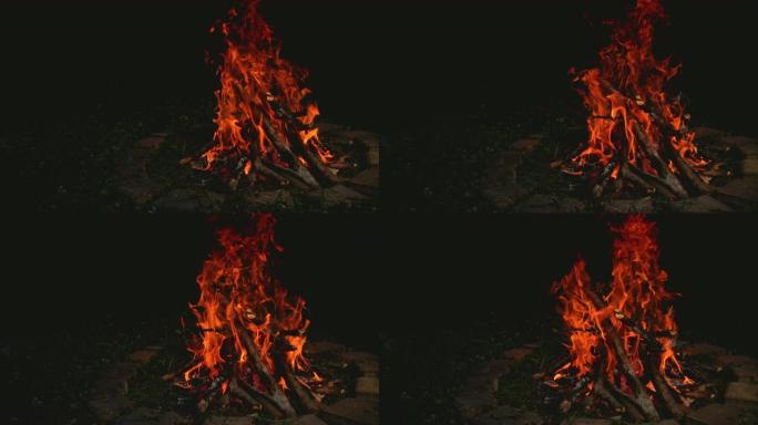 特写: 在一个平静的夏夜，五颜六色的篝火照亮了荒野。