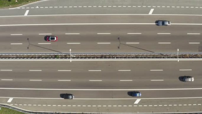 汽车经过前往城市的高速公路的鸟瞰图。