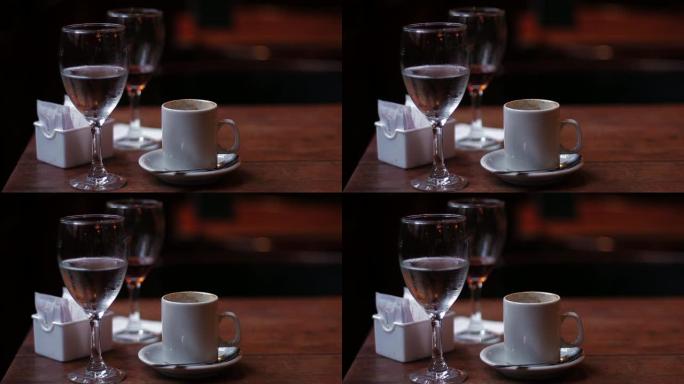 在布宜诺斯艾利斯 (阿根廷) 的传统酒吧喝杯咖啡和杯子。