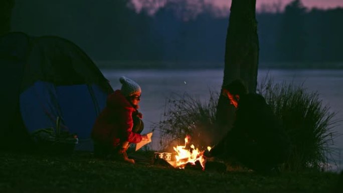 MS夫妇在宁静的湖畔篝火旁取暖