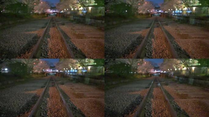 日本kaege衰落在夜间放弃了带有樱花和光反射的铁路轨道