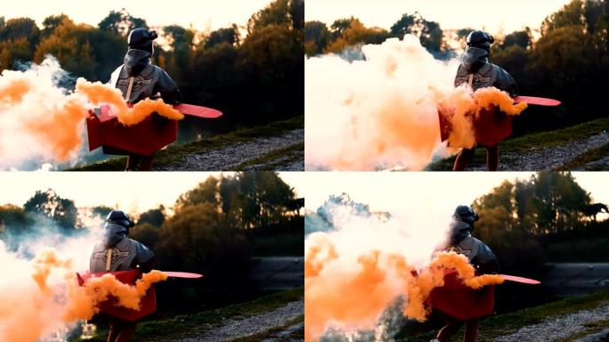 相机跟随快乐的小飞行员男孩在有趣的纸板飞机上沿着日落湖奔跑，彩色烟雾慢动作。