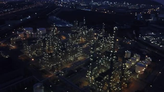 大型炼油厂设施夜间鸟瞰图