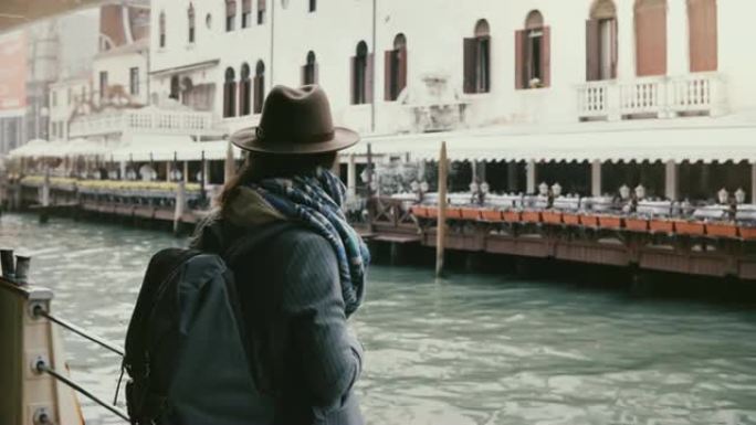电影背景图拍摄的快乐当地年轻女子享受着意大利威尼斯城市河的大气乘船旅行。
