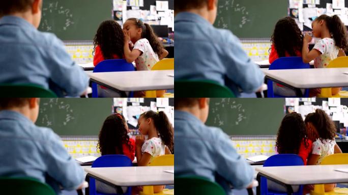 混血女学生在4k教室的同学耳边窃窃私语的后视图