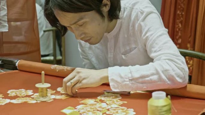 中国设计师在绣花架上拼接图案的实时视频