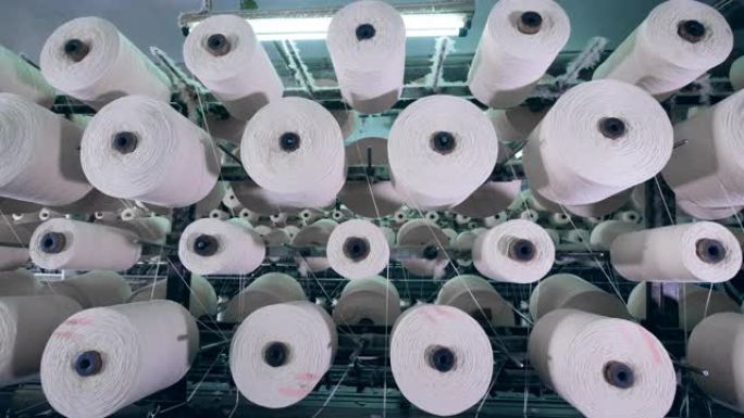 现代纺织厂的许多线轴线轴纤维。