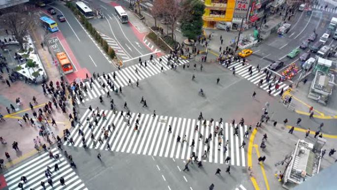 4k镜头行人和汽车人群的场景未定义的人走立交桥在日本东京涩谷区的街道交叉路口。日本文化和购物区概念