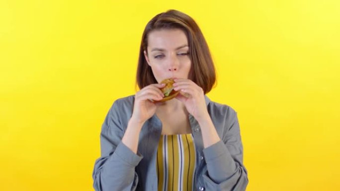 女人吃三明治的肖像
