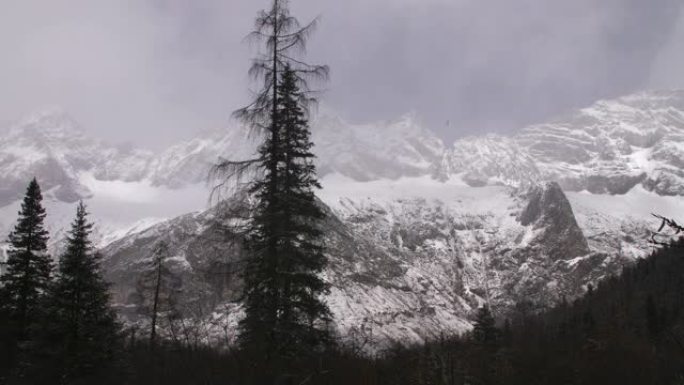 薄雾雪山的时间流逝