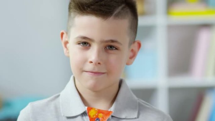可爱的小男孩摆手工纸领带