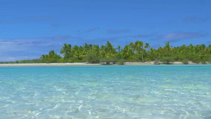 复制空间: 夏日阳光下，热带岛屿微光闪烁着晶莹剔透的海水。