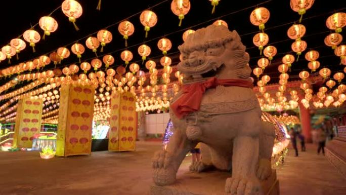 春节的时候，中国寺庙里会有狮子雕像和红灯笼