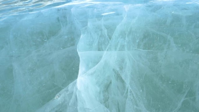 特写: 美丽的图案出现在冰川湖的冰冻表面下。