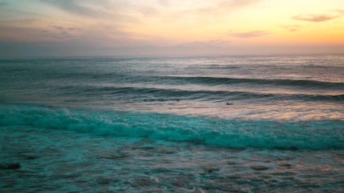 海浪撞击海岸海浪冲击海岸冲刷
