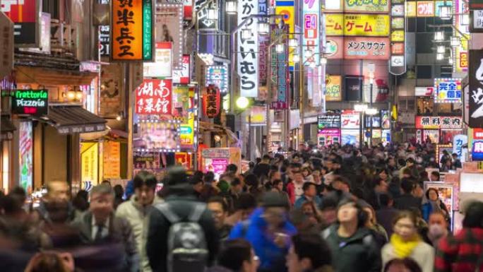 延时: 东京新宿歌舞伎町的行人和游客拥挤