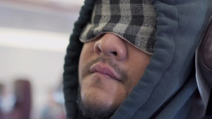 CU亚洲男子在飞机上使用睡眠面罩和头罩