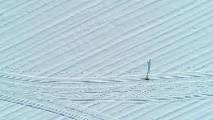 空中: 女子越野滑雪和雪中阴影的酷镜头。